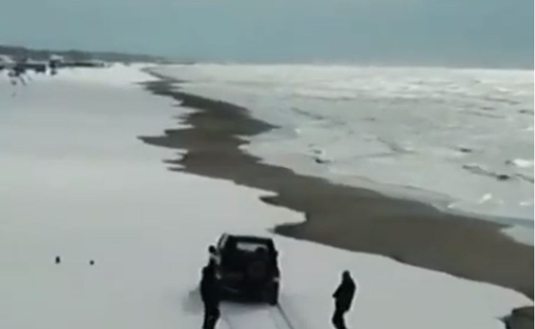 VIDEO Crnogorci smislili genijalan način da se zabave na snijegom prekrivenoj plaži