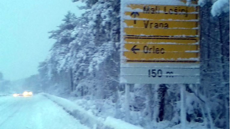 Nakon jučerašnjeg kaosa, autoceste otvorene za promet, na cijelom Cresu obavezna je zimska oprema