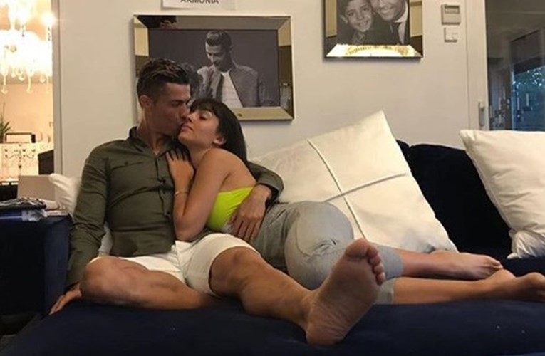 Cristiano Ronaldo objavio fotku s curom, ekipi zasmetao detalj na zidu: "Baš voliš sebe"