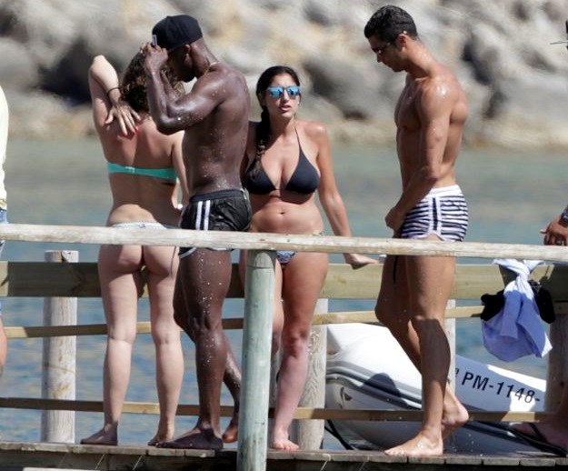 Tko kaže da ga ne zanimaju žene? Cristiano Ronaldo uživao okružen ljepoticama u bikinijima