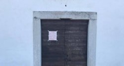Natpis na crkvi u Istri ostavit će vas u čudu: "Može li tko odgonetnuti kad je točno otvorena?"