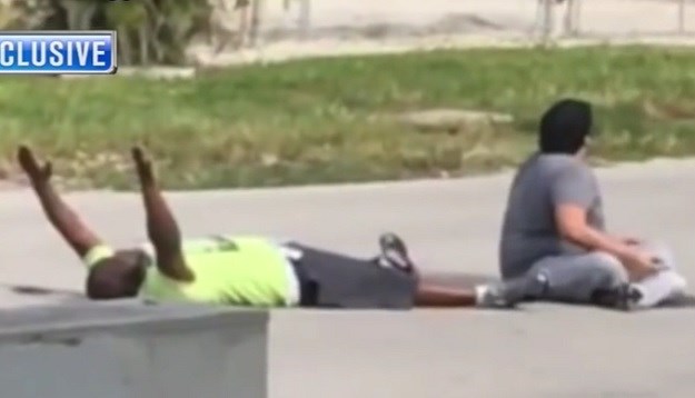 Nova šokantna snimka iz SAD-a: Policija pucala u nenaoružanog crnca koji je pomagao autistu
