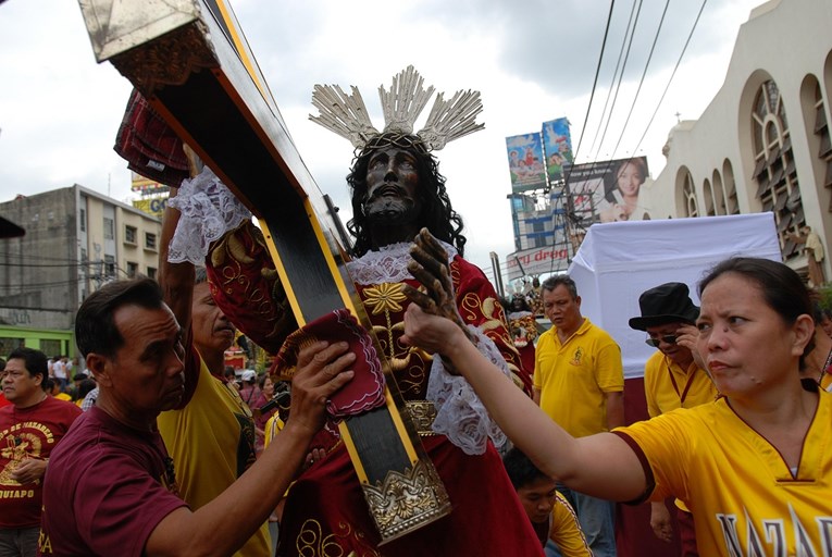 Milijuni bosonogih Filipinaca odali počast kipu crnog Isusa
