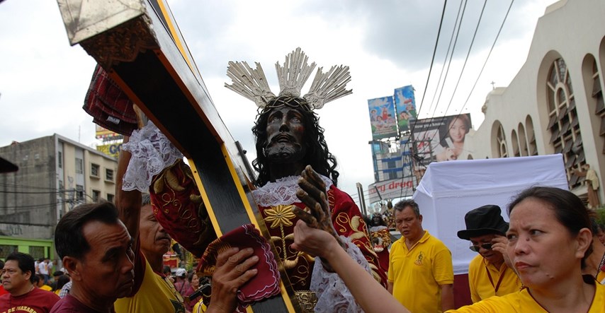 Milijuni bosonogih Filipinaca odali počast kipu crnog Isusa