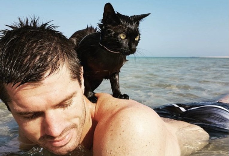 Spašena maca prvi je put posjetila plažu i otkrila da joj je nova najdraža aktivnost plivanje