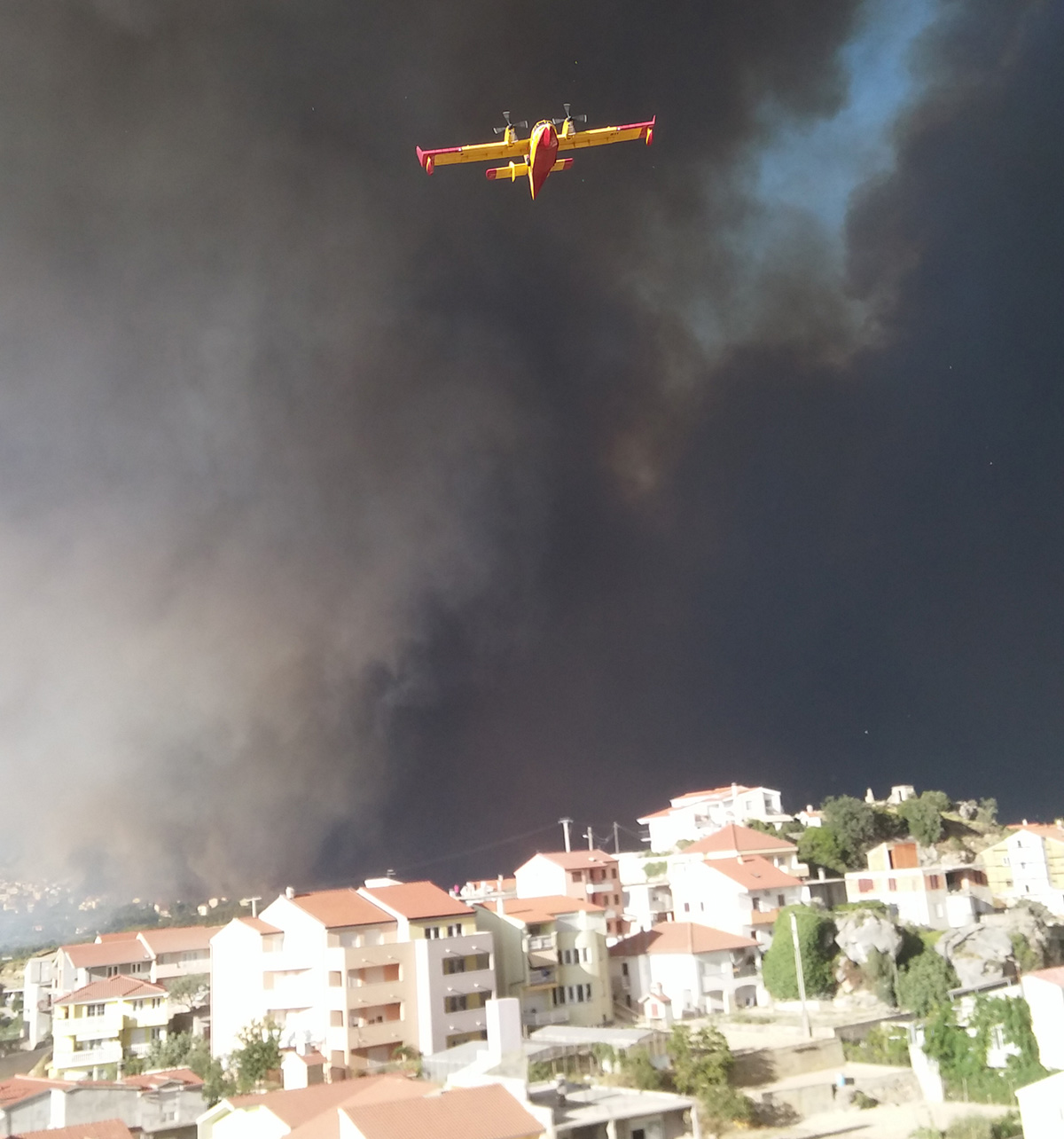 POGLEDAJTE CRNO NEBO IZNAD SPLITA Grad pun dima i pepela, zatvaraju se ceste