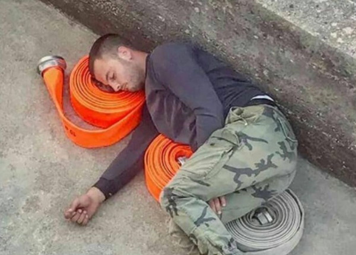 Fotografija Crnogorca umornog od gašenja požara dirnula regiju: "Političari, zaslužio je vašu plaću"