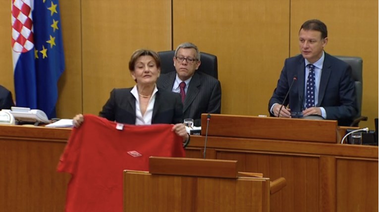 Crvenu majicu s kojom se Dalić pohvalila u saboru darovao je radnik Belja, slučajno je HDZ-ovac