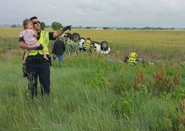Prizor koji je dirnuo svijet: Pjesmom pokušao odvući pažnju djevojčici koja je upravo izgubila tatu