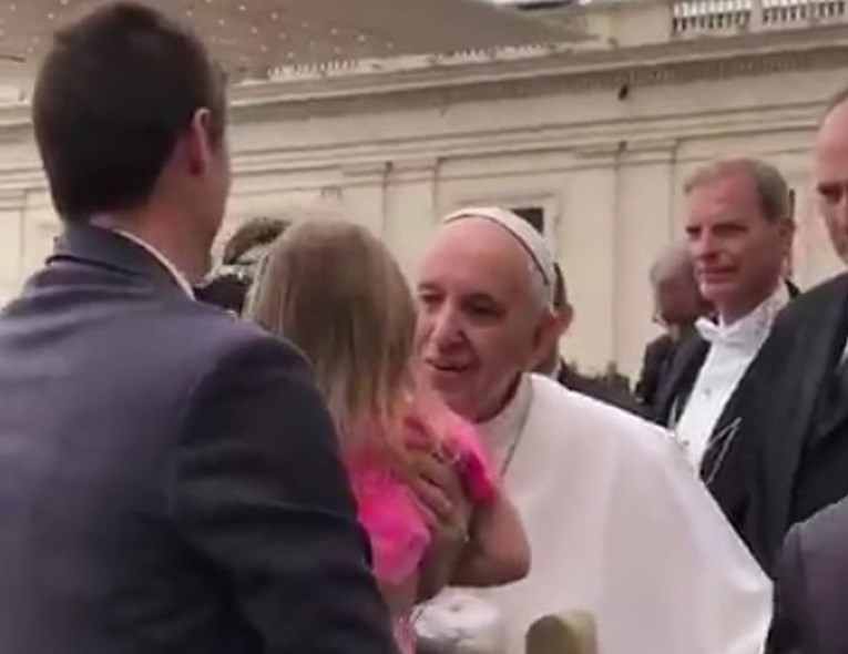 VIDEO Papa pokušao poljubiti curicu, a ona mu priredila spačku o kojoj sada pričaju svi