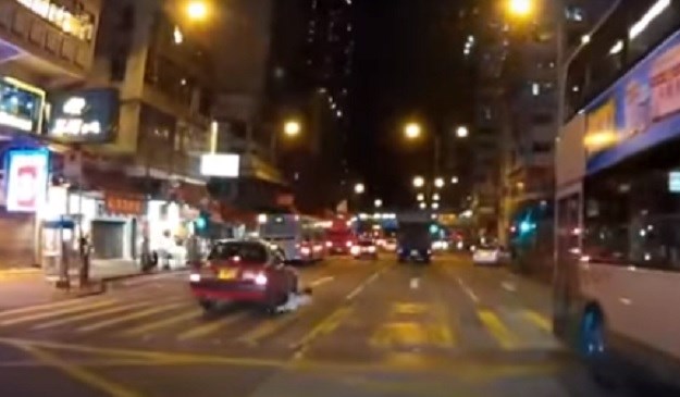Šokantna snimka: Djevojčica pretrčavala cestu u Hong Kongu, zabila se u auto i jedva ostala živa