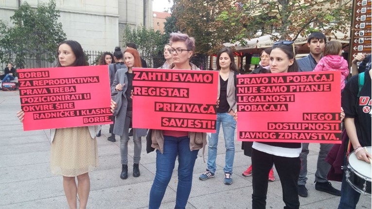 FOTO Prosvjed na Cvjetnom: "Zahtijevamo dostupan i besplatan pobačaj za sve!"