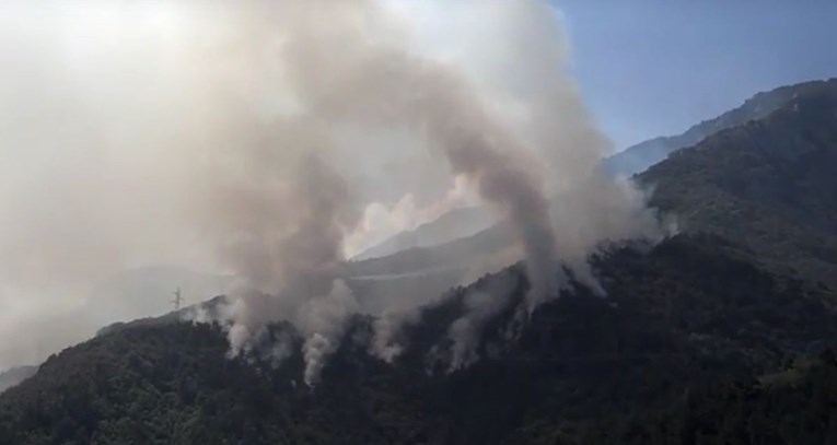 Požar na Čvrsnici prijeti Blidinju: U pomoć stižu vojni helikopteri, siječe se šuma