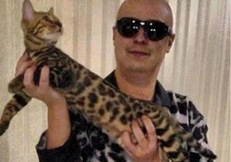 FOTO Najtraženiji cyber kriminalac na svijetu voli bengalske mačke i nosi leopard uzorak