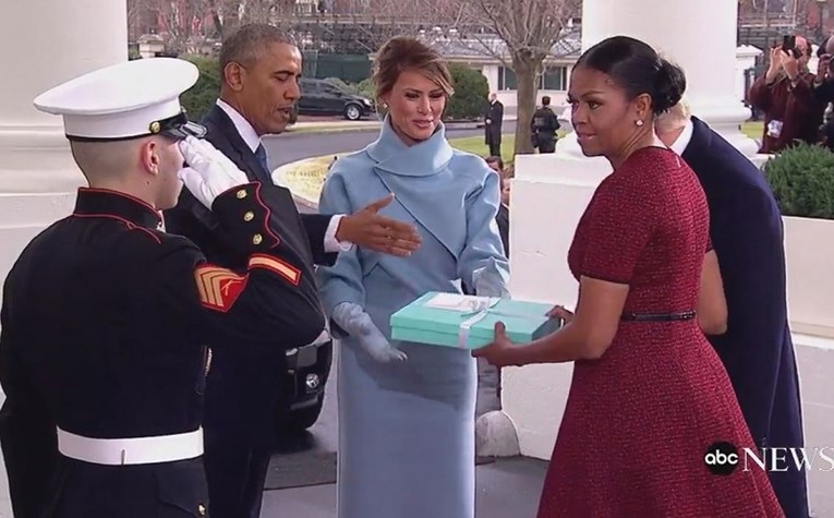 VIDEO Zbunjeni doček: Melania donijela poklon, a Obame nisu znali što bi s njim