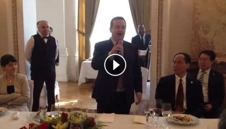VIDEO Vučićev potpredsjednik zgrabio mikrofon na inauguraciji i iznenadio sve