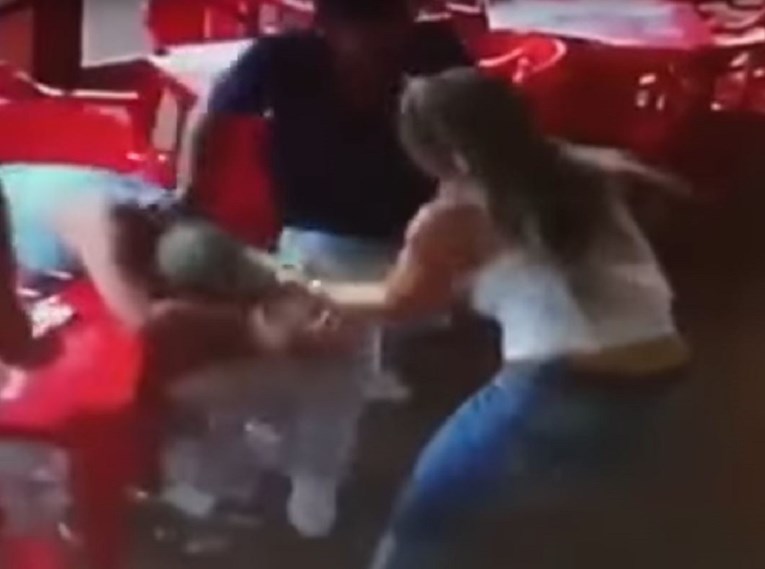 VIDEO Nakon što ih je srela u kafiću, prevarena djevojka brutalno napala partnera i njegovu ljubavnicu
