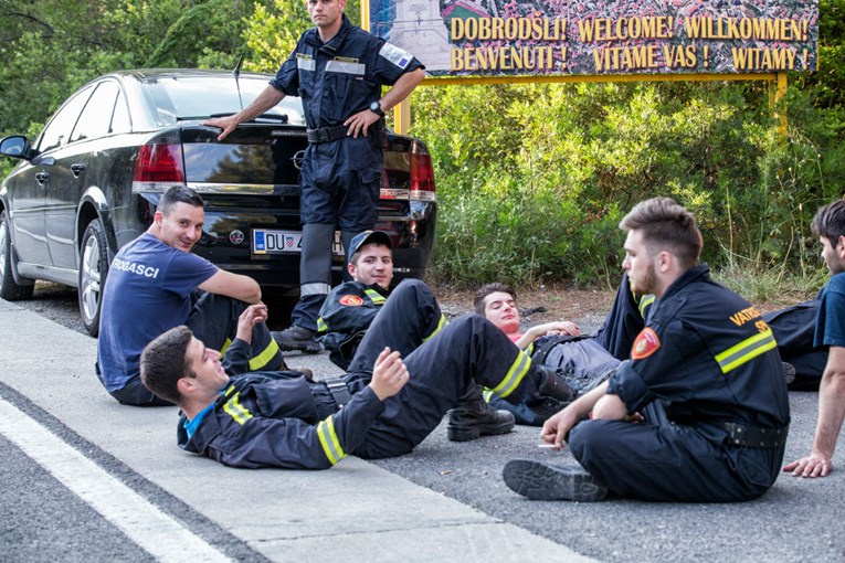 OVO SU HEROJI Evo kako odmaraju vatrogasci u pauzi gašenja požara