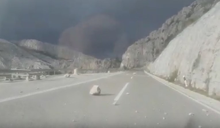Uklonjeno kamenje između Omiša i Makarske koje je potres srušio na cestu