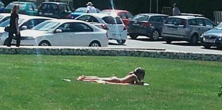 FOTO Daleko od plaže: Djevojka samo u tangicama sunčala se usred Splita