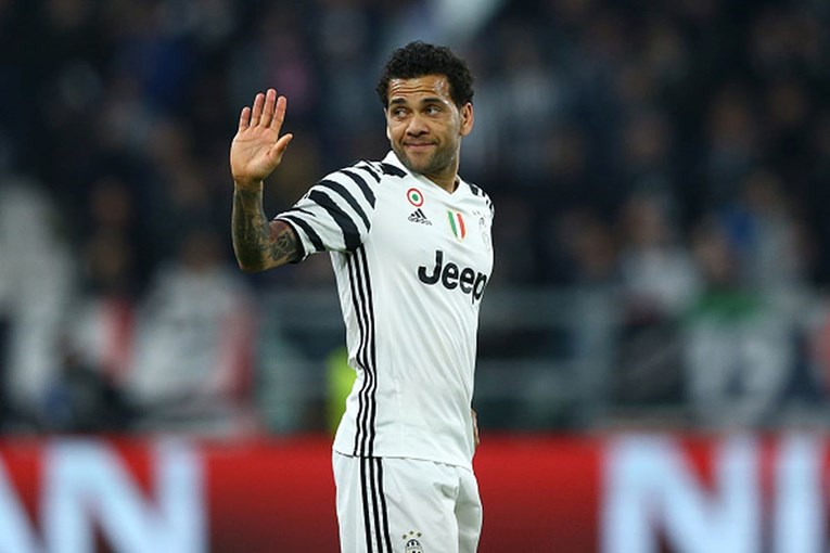Dani Alves raskinuo s Juventusom i stiže u Premiership