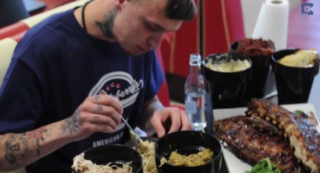 Ovaj tip pokušao je pojesti 9000 kalorija za manje od 80 minuta