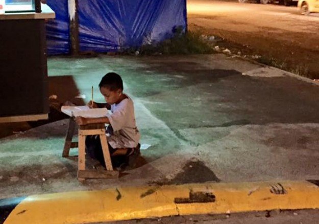 Dječak beskućnik koji je inspirirao svijet: Piše domaći na cesti uz svjetlo iz obližnjeg restorana