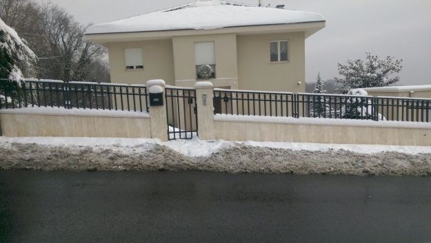 Ispred kuće Darinka Kosora snimljen neočišćen snijeg; Kosor: To je nečija podvala