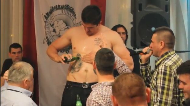 Bivši NBA prvak se opet osramotio: Miličić pivom zalijevao svoje četničke tetovaže
