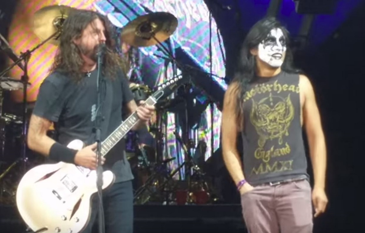 Dave Grohl na koncertu pozvao maskiranog fana na pozornicu, ubrzo nije mogao vjerovati što gleda