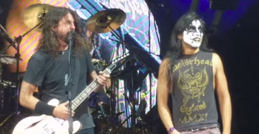 Dave Grohl na koncertu pozvao maskiranog fana na pozornicu, ubrzo nije mogao vjerovati što gleda