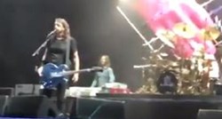 Foo Fightersi zasvirali pjesmu iz Briljantina, a tad se na pozornici pojavio John Travolta