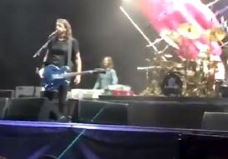 Foo Fightersi zasvirali pjesmu iz Briljantina, a tad se na pozornici pojavio John Travolta