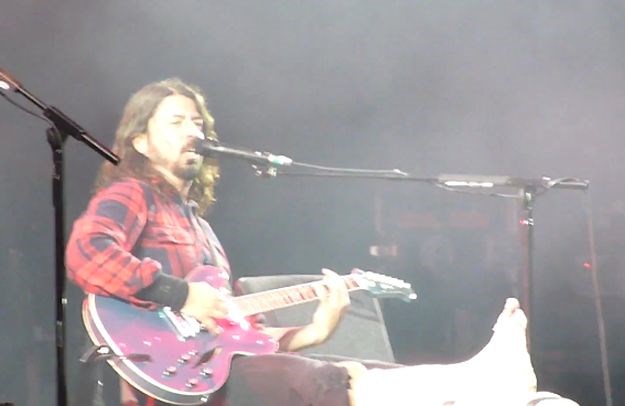 Dave Grohl slomio nogu na nastupu, otišao po gips pa se vratio završiti koncert