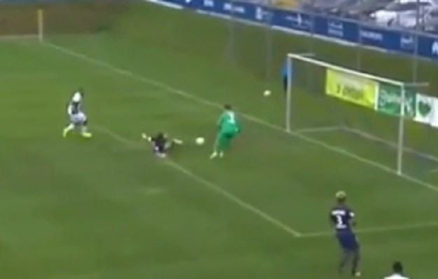 VIDEO Zbunjeni David Luiz zabio smiješan autogol
