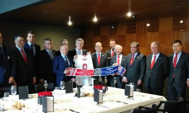 Šuker ručao sa Sevillinim čelnicima i dobio svoju devetku na poklon