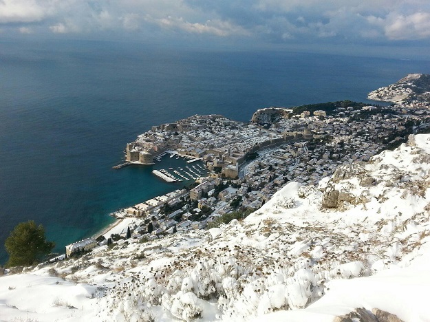FOTO, VIDEO Snijeg zatrpao Dubrovnik, obje ralice na cestama