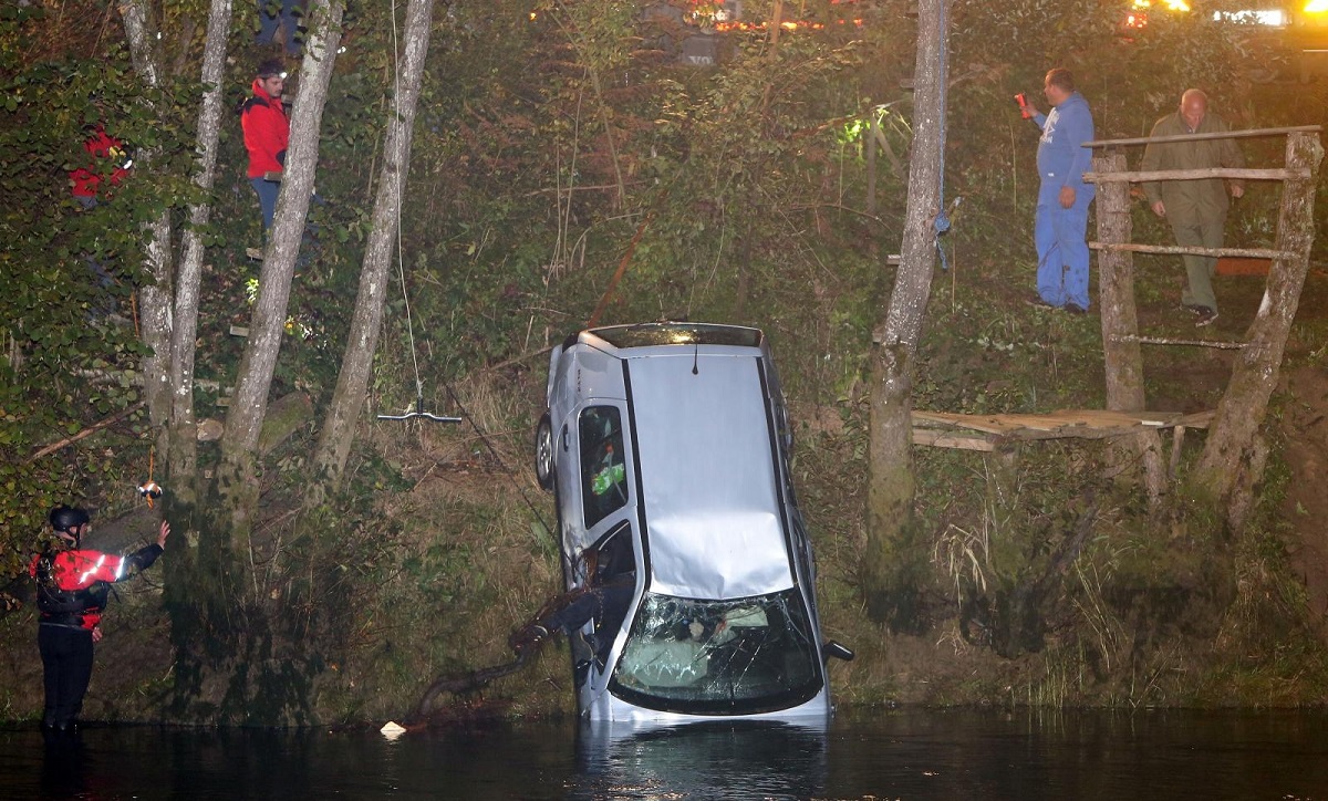 Golf sletio u Dobru, poginuo suvozač, policija još traži vozača