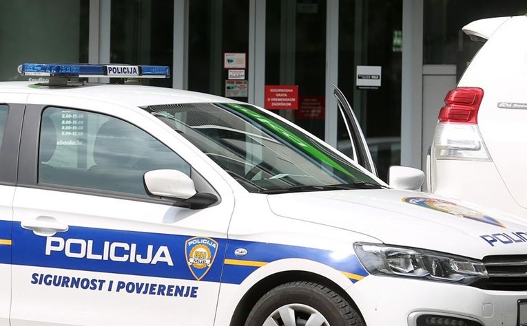 Troje Austrijanaca razbilo vrata kafića u Crikvenici pa izudarali policajca