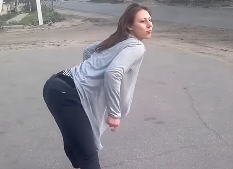 VIDEO Djevojka twerkala pored ceste, završilo teškim sudarom
