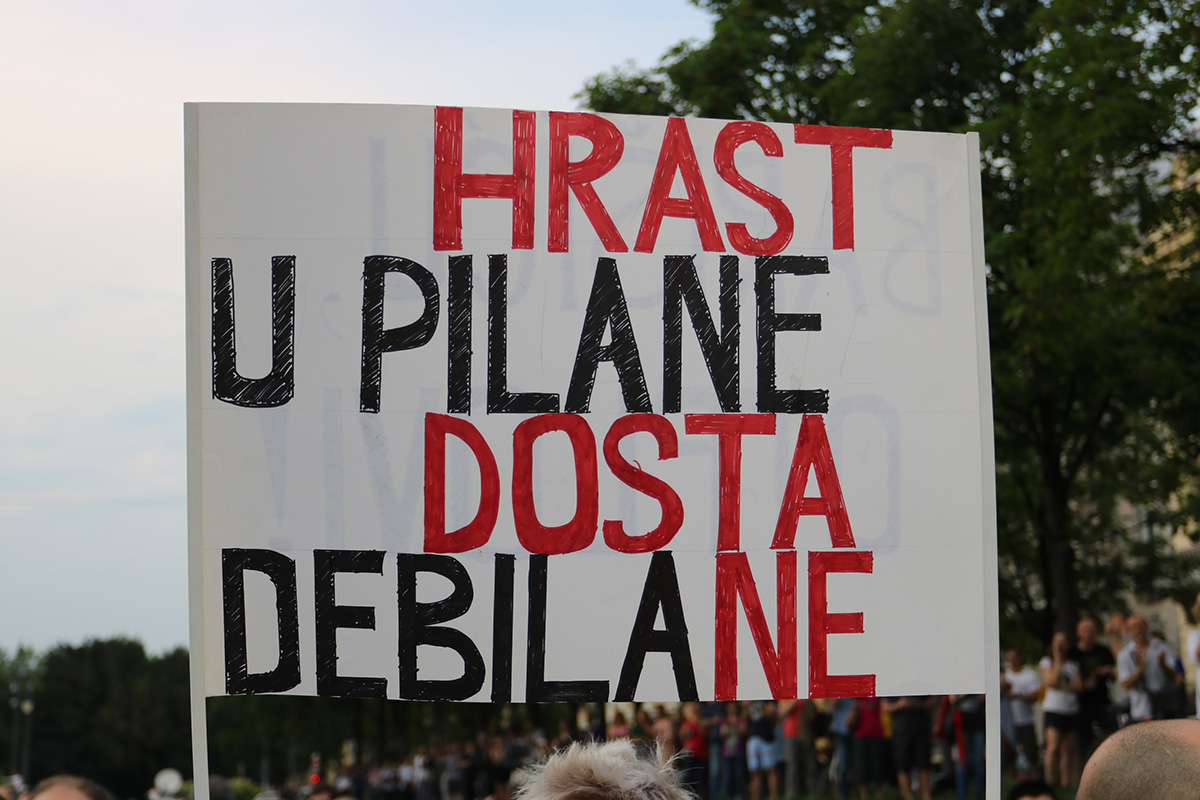 FOTO Ovo su najbolji transparenti s prosvjeda: "Hrast u pilane, dosta debilane"
