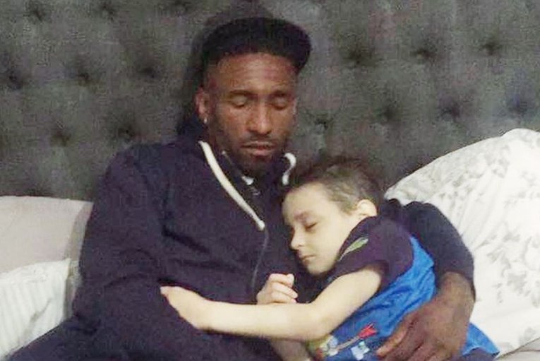 Slika koja je dirnula Britaniju: Maleni Bradley zaspao u rukama najdražeg nogometaša
