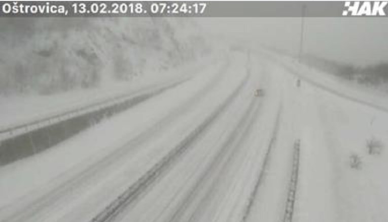 VIDEO Oprez! Autoceste u Lici i Gorskom Kotaru zatrpane snijegom, bit će ga još, Istru paralizirala mećava