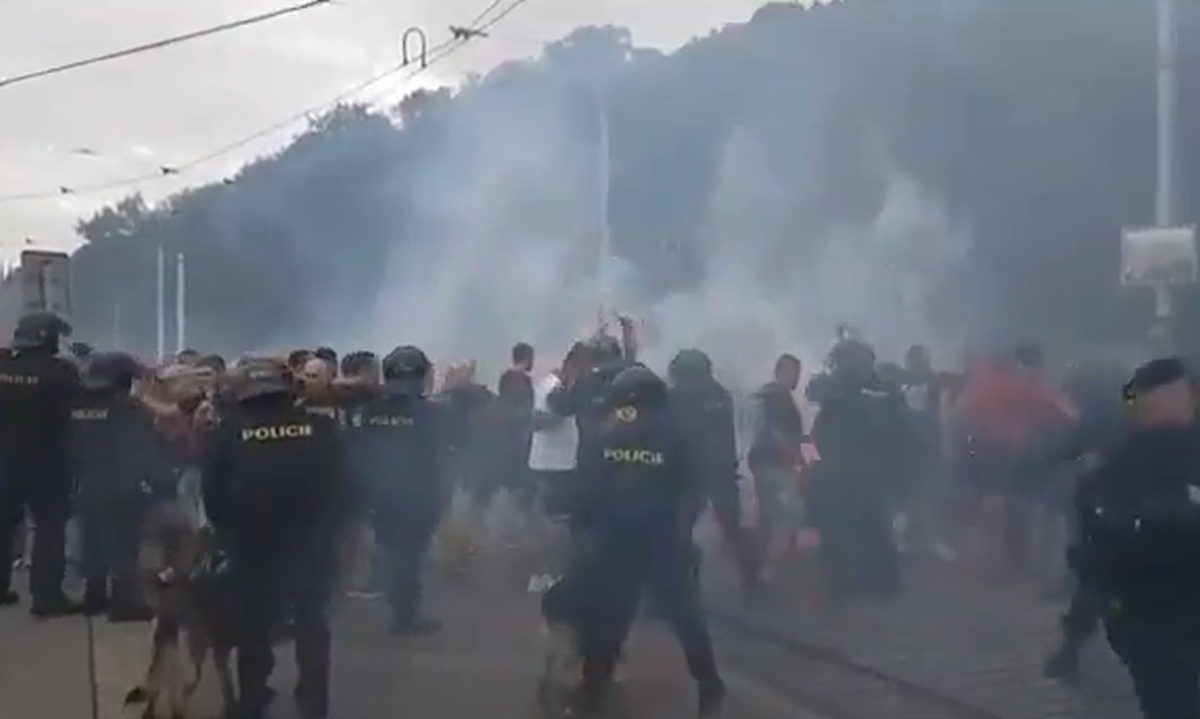 Delije divljale po Pragu, Česi u strahu iz pivnice uklonili Hajdukovu ploču