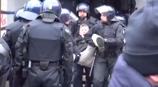 Pogledajte video snimke: Interventna razbila živi zid i provela deložaciju