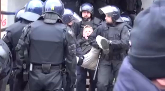 Pogledajte video snimke: Interventna razbila živi zid i provela deložaciju