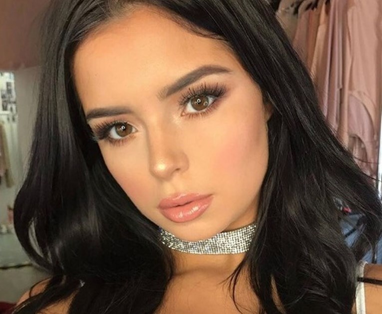 Bujna Demi Rose bradavice prekrila samo lepršavim perjem