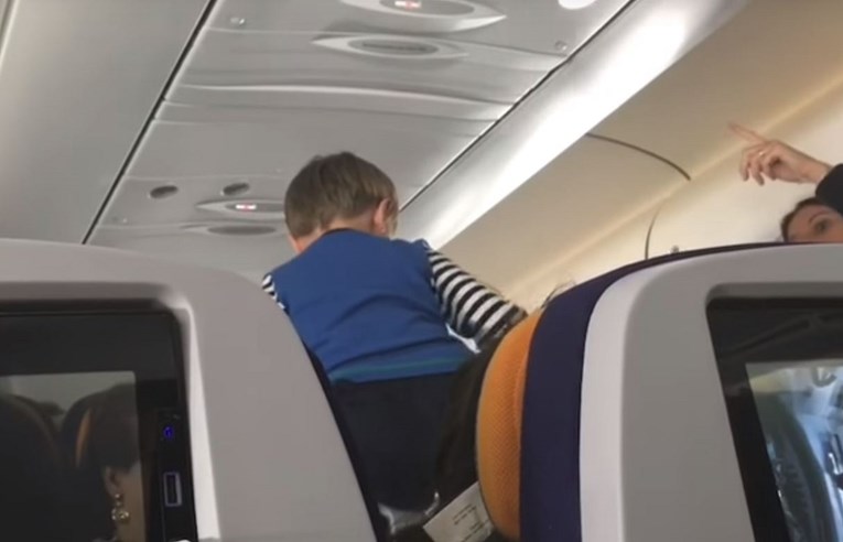 VIDEO Demonsko dijete: Punih osam sati maltretirao putnike na letu, a majka nije napravila ništa