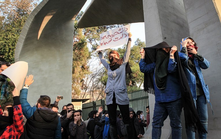 U prosvjedima u Iranu ubijen policajac