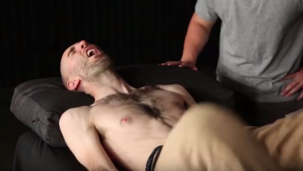 VIDEO Muškarci se prvi puta u životu depilirali: "Ruka mi izgleda kao slonov penis!"